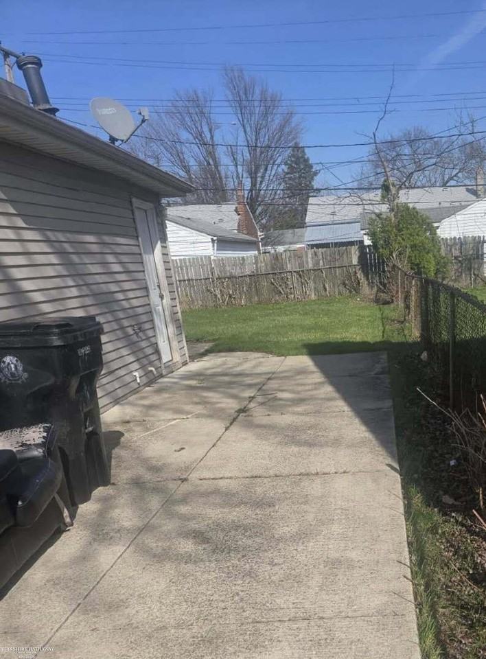 25842 Leach St - Photo 2 of 3