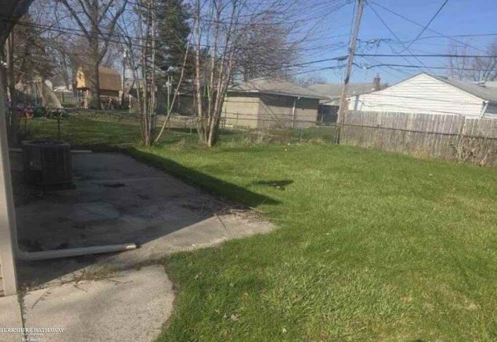 25842 Leach St - Photo 3 of 3