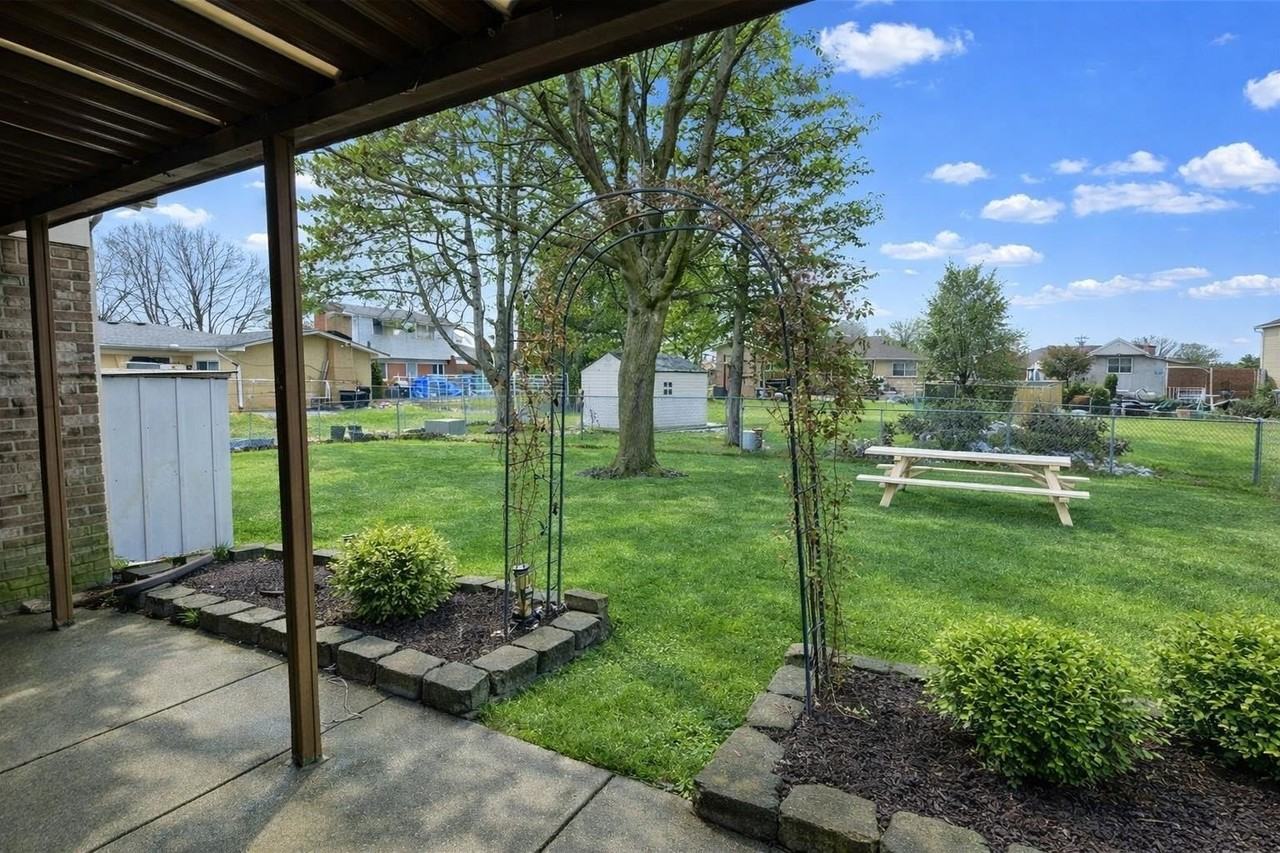 39327 Timberlane Dr - Photo 3 of 23