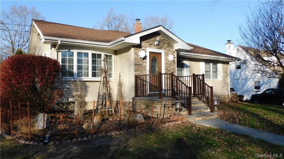 10 S Nauraushaun Rd - Photo 2 of 21