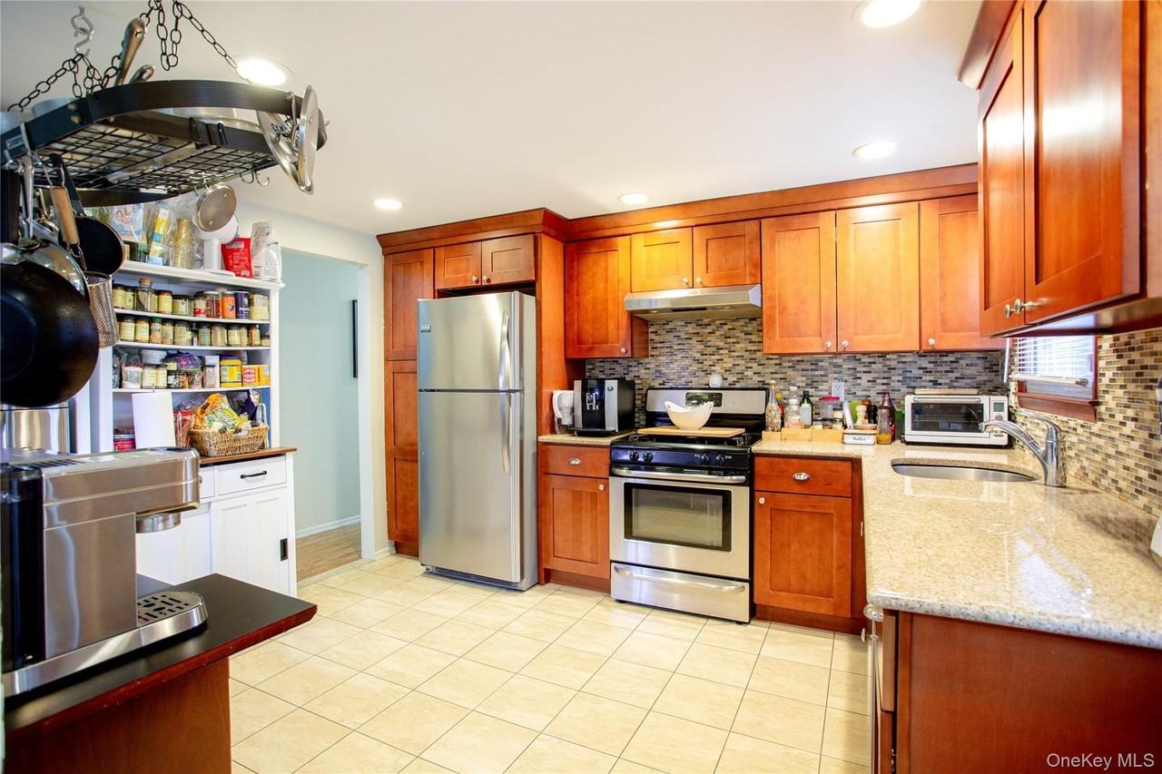 552 E Walnut St - Photo 2 of 13