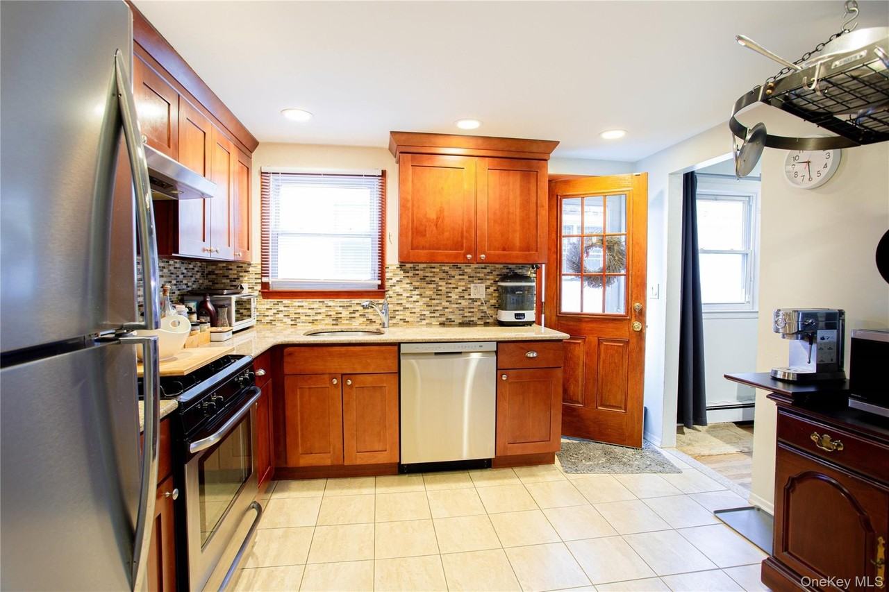 552 E Walnut St - Photo 3 of 13