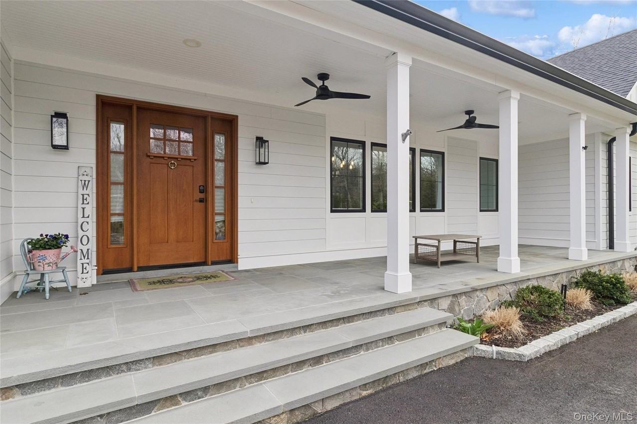 47 Old Riverhead Rd - Photo 3 of 44