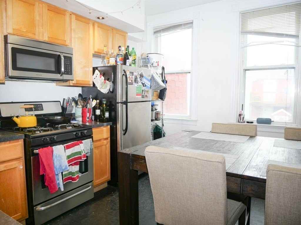 237 W 3rd St #2 - Photo 6 of 11