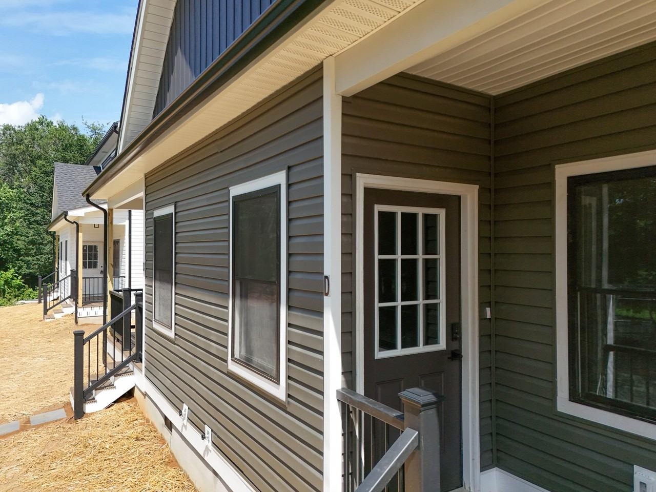 1006 Pocahontas St - Photo 2 of 37