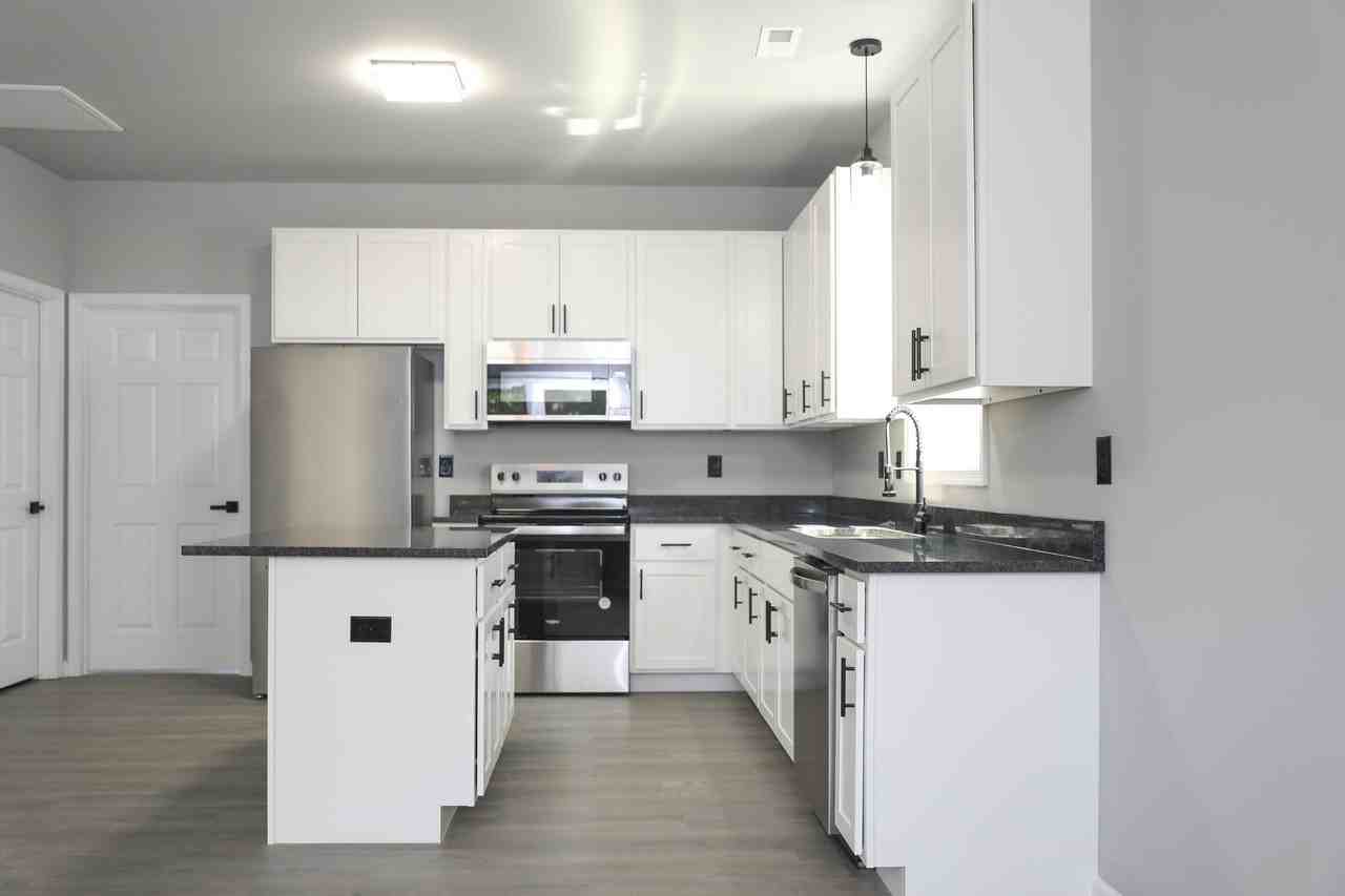 1006 Pocahontas St - Photo 3 of 37