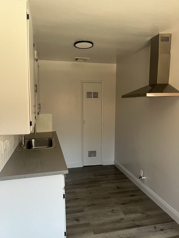 9617 1/2 S Hoover St - Photo 2 of 7