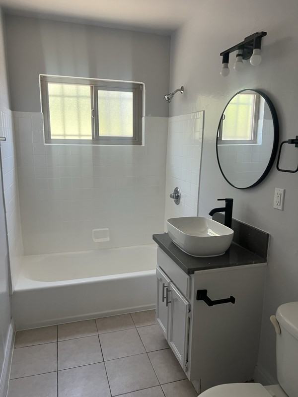 9617 1/2 S Hoover St - Photo 3 of 7