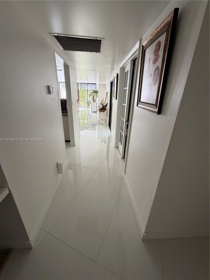 13198 Southwest 10th Street - Photo 4 of 22