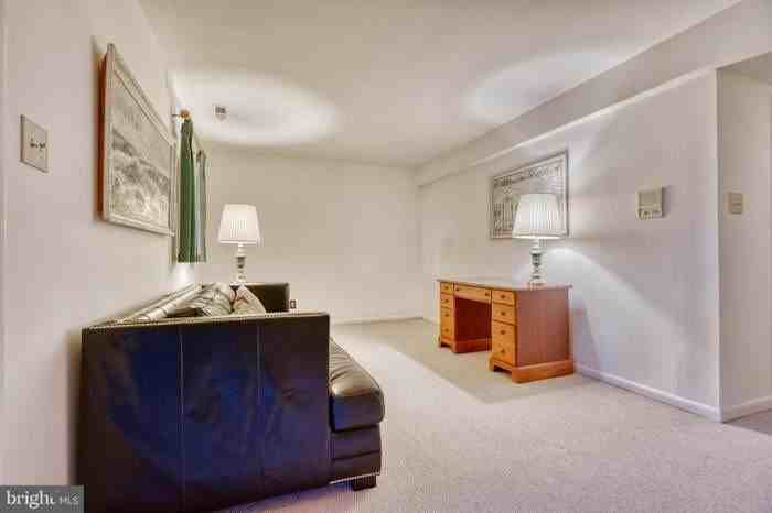 68 Tudor Ct - Photo 2 of 5