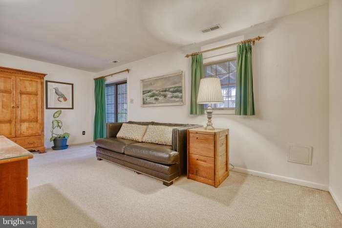 68 Tudor Ct - Photo 3 of 5