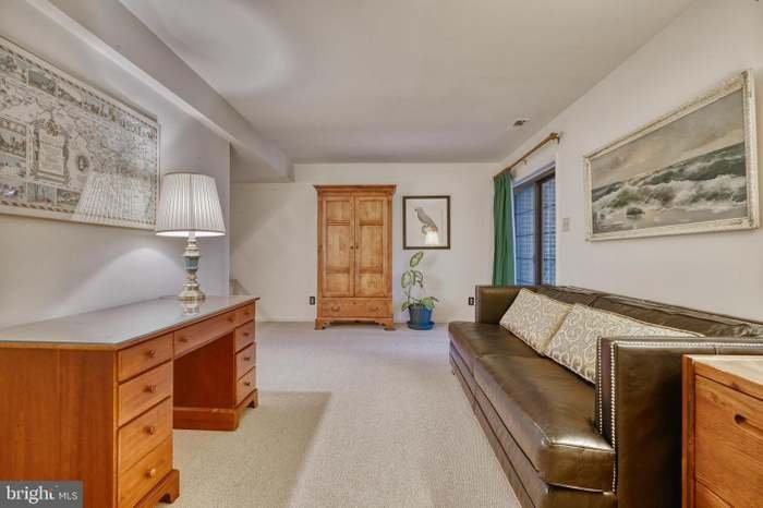 68 Tudor Ct - Photo 4 of 5