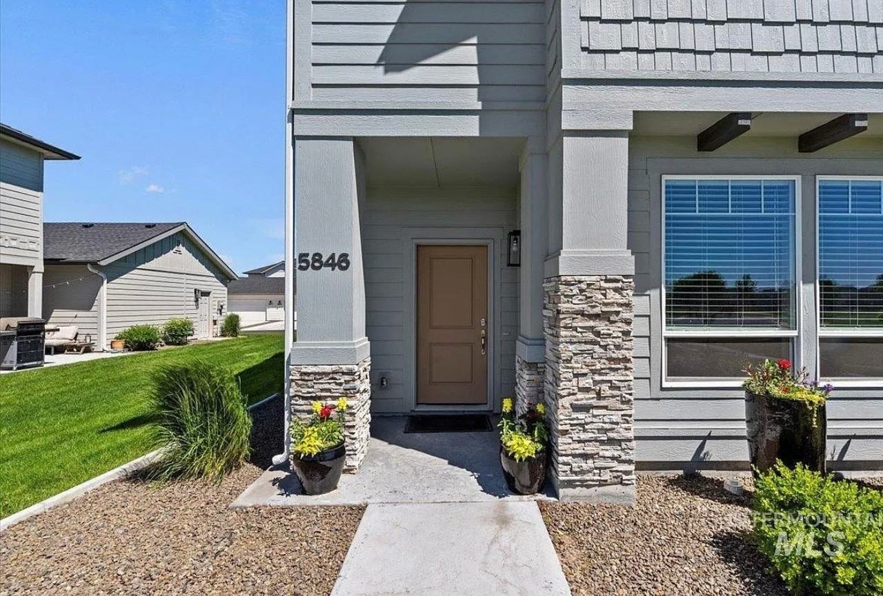 5668 W Stadium Ln - Photo 2 of 8