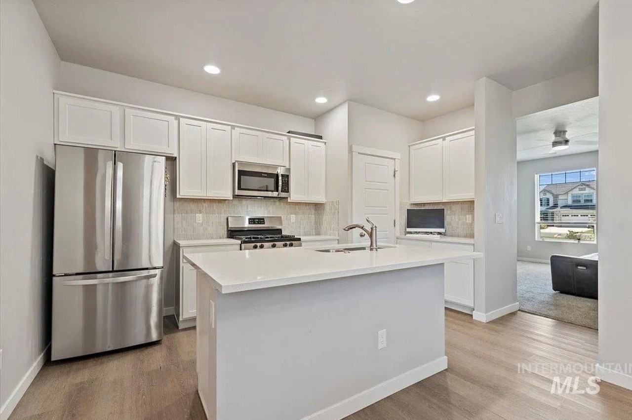 5668 W Stadium Ln - Photo 3 of 8