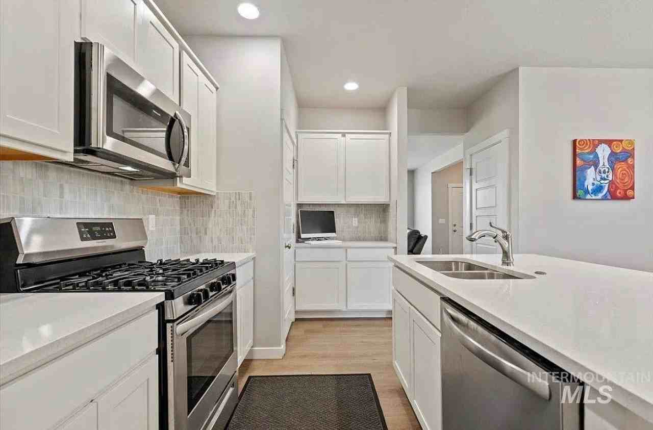 5668 W Stadium Ln - Photo 4 of 8