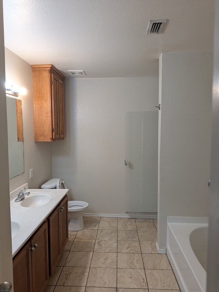 2818 Meadow Bluff Dr - Photo 3 of 18