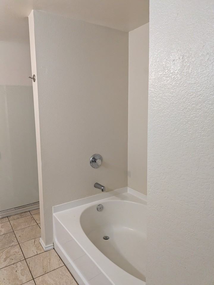 2818 Meadow Bluff Dr - Photo 4 of 18