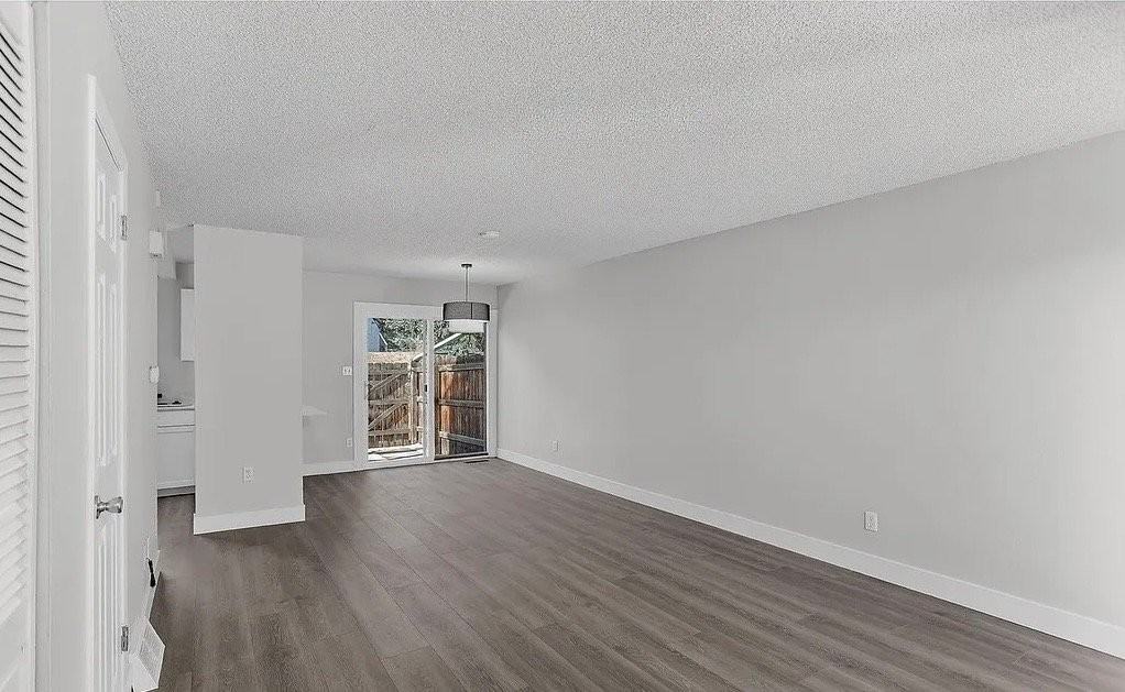 1129 College St - Photo 2 of 7