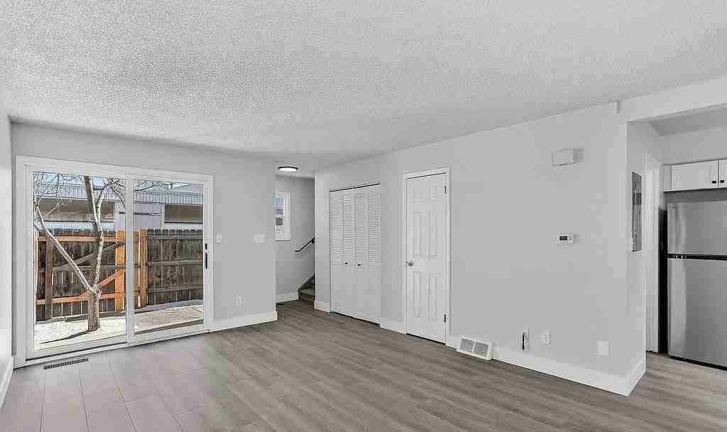 1129 College St - Photo 4 of 7