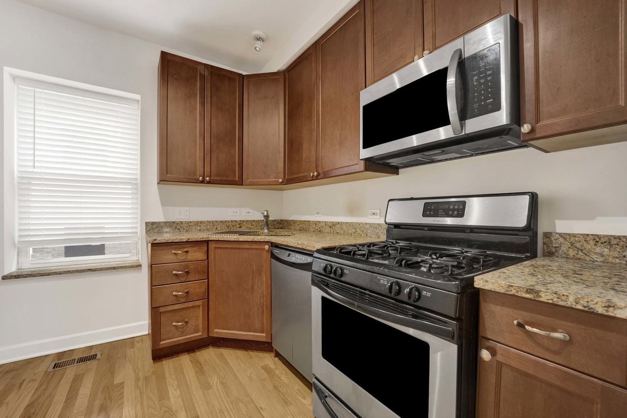 1156 W Cornelia Ave #2 - Photo 4 of 8