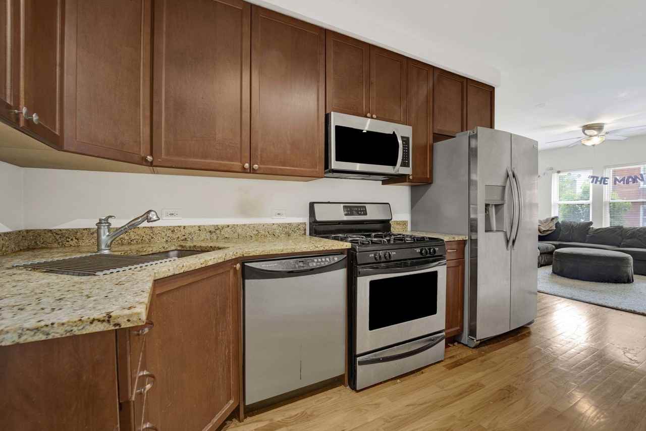 1156 W Cornelia Ave #2 - Photo 5 of 8