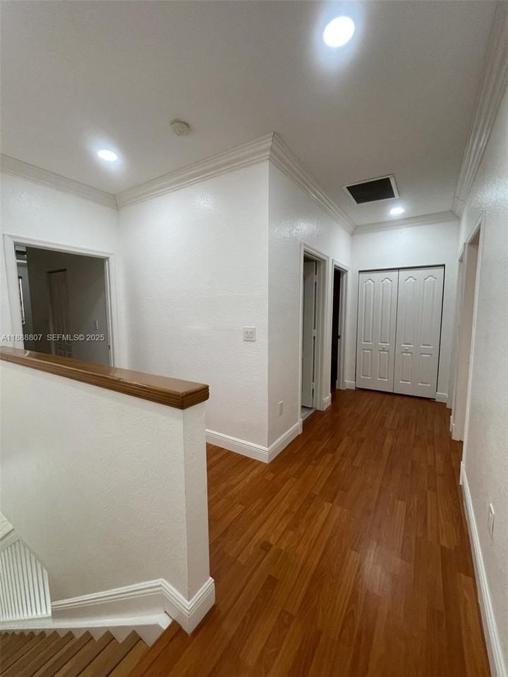 3725 Northeast 10th Street - Photo 3 of 27