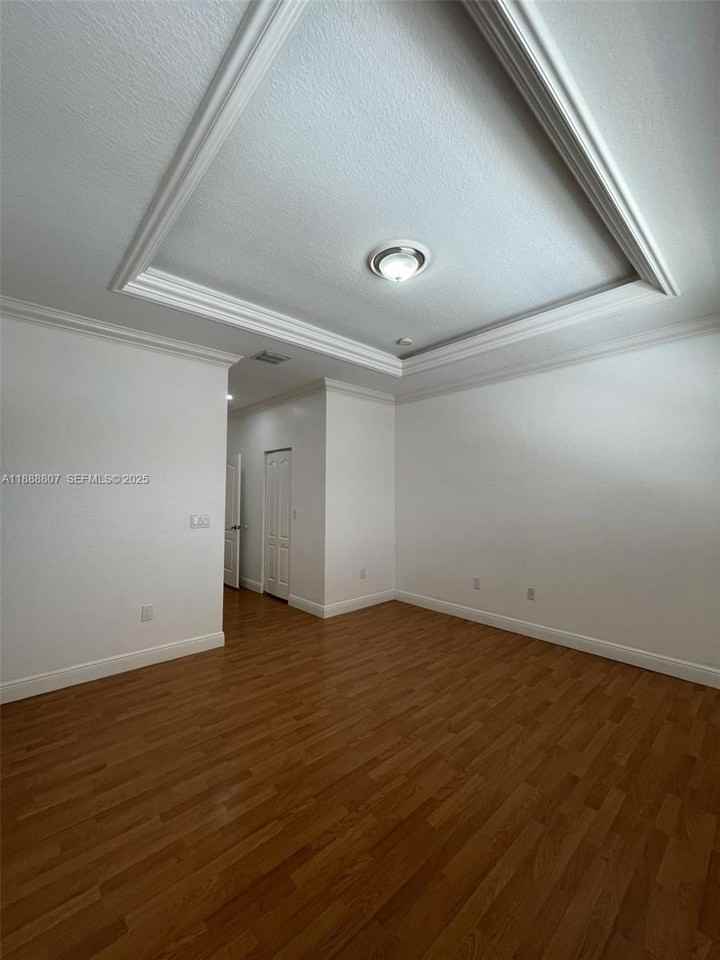 3725 Northeast 10th Street - Photo 4 of 27