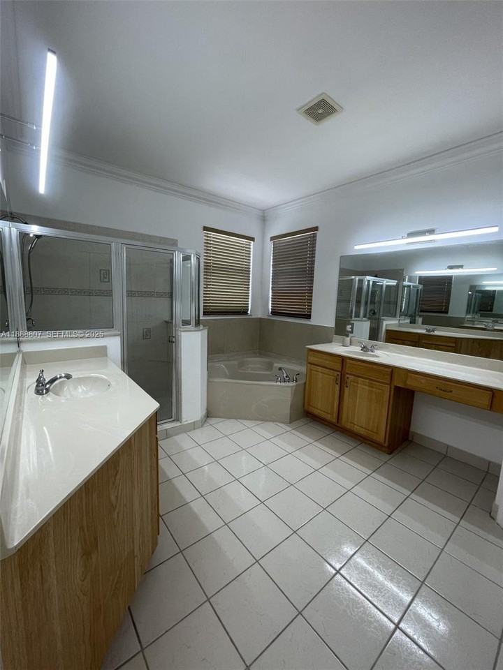 3725 Northeast 10th Street - Photo 6 of 27