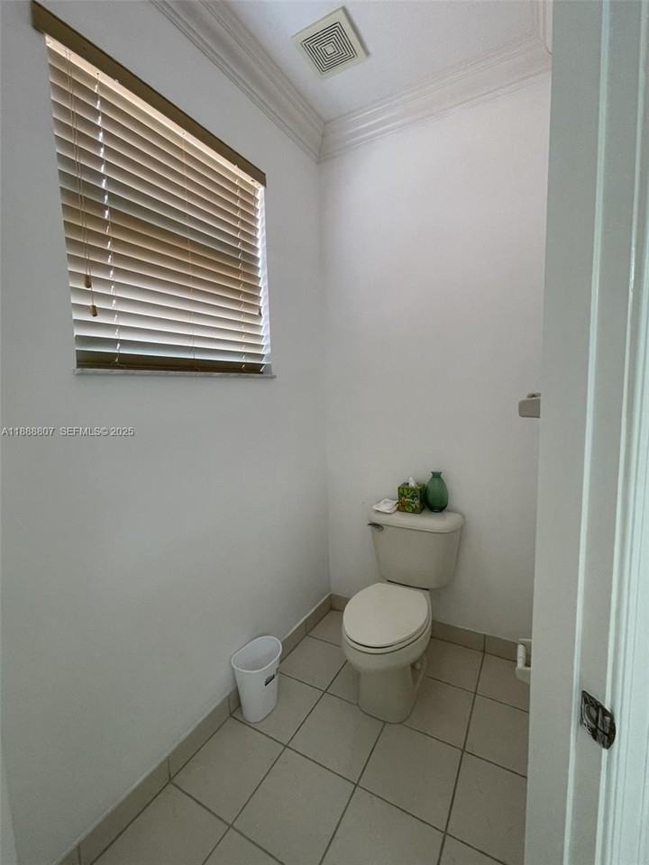 3725 Northeast 10th Street - Photo 7 of 27