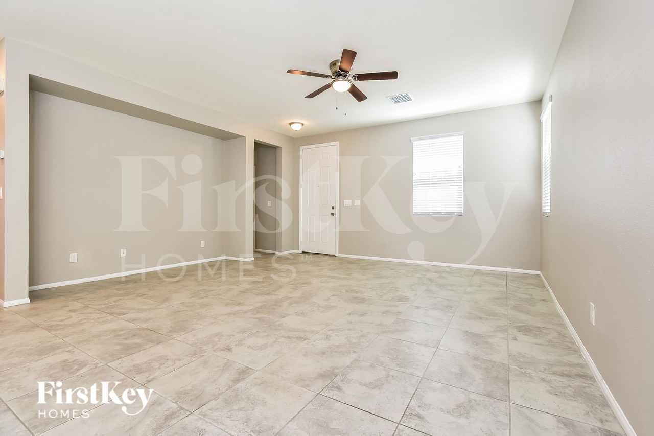 1106 E Dorrell Ln - Photo 3 of 19