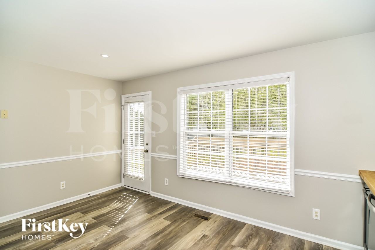 900 Fisher Ct - Photo 7 of 19