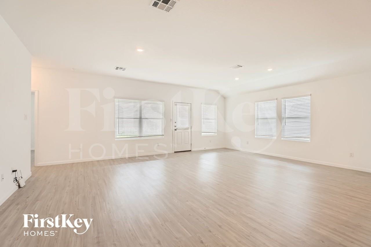 1212 Treehouse Ln - Photo 5 of 28