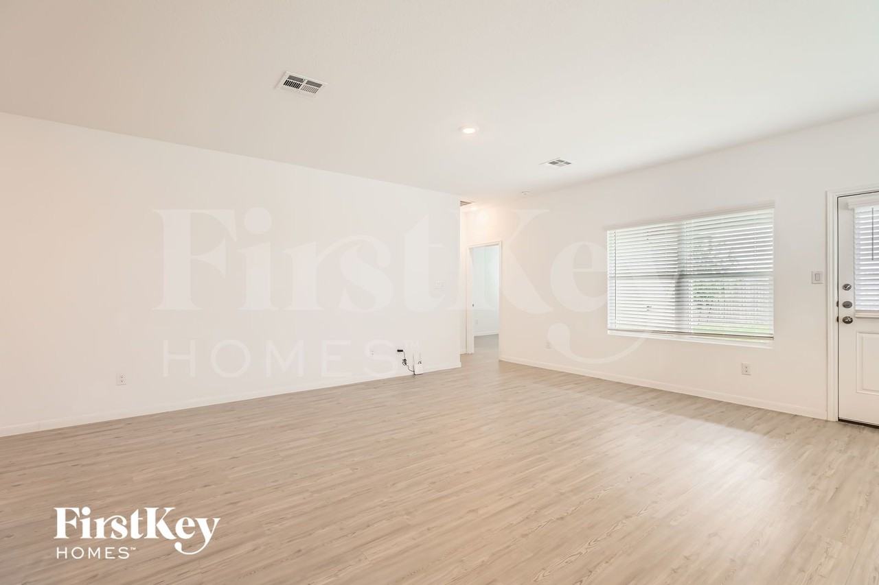 1212 Treehouse Ln - Photo 6 of 28