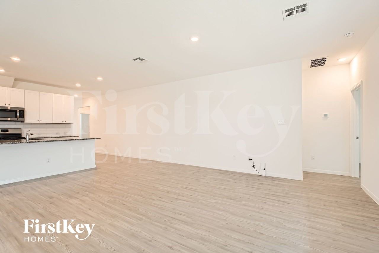 1212 Treehouse Ln - Photo 7 of 28