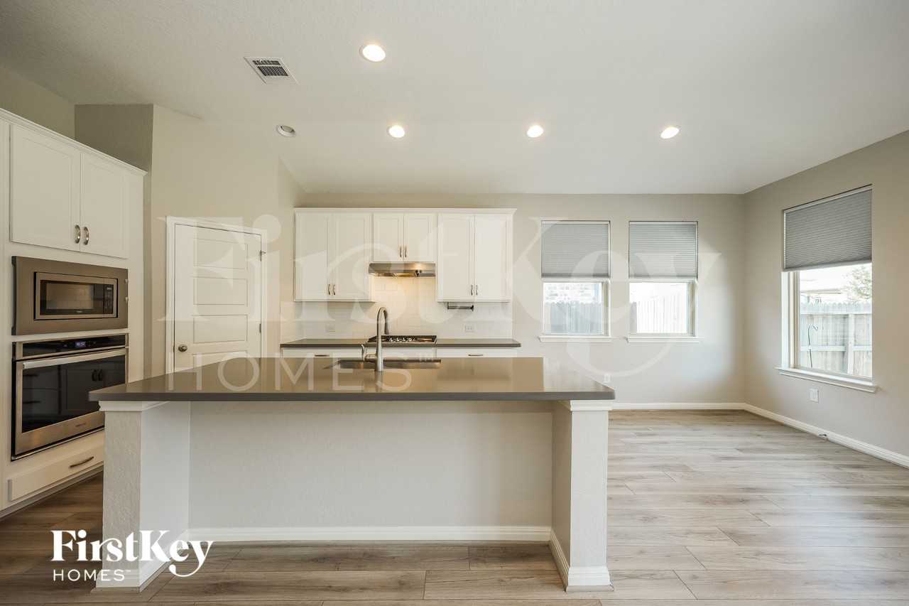 2207 Tiptop Ln - Photo 5 of 15