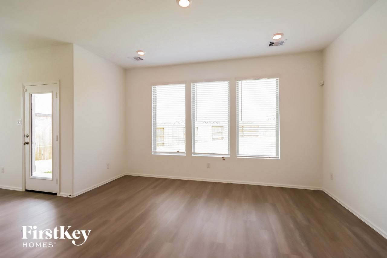 23709 Pagliano Ct - Photo 3 of 15