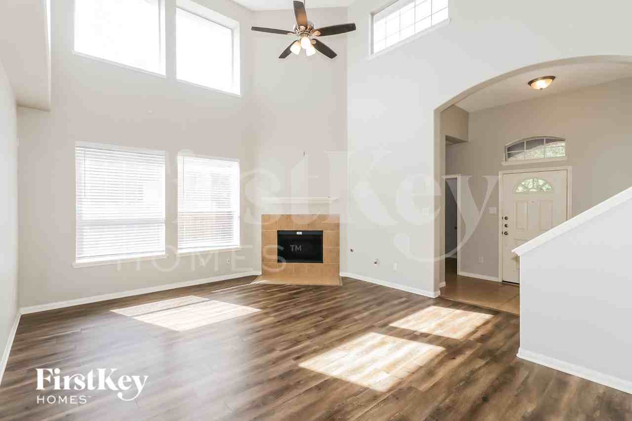 10047 Arcadian Springs Ln - Photo 3 of 19