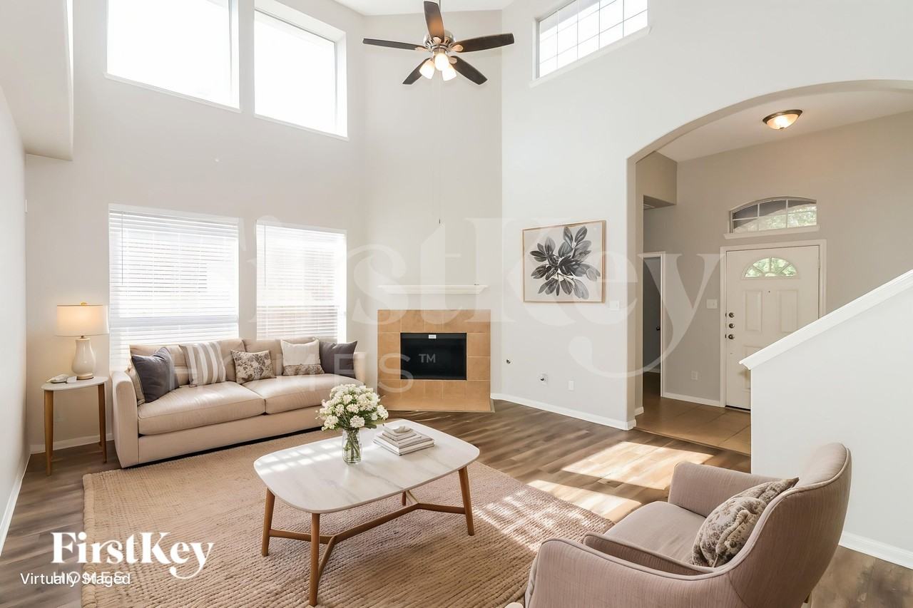 10047 Arcadian Springs Ln - Photo 4 of 19