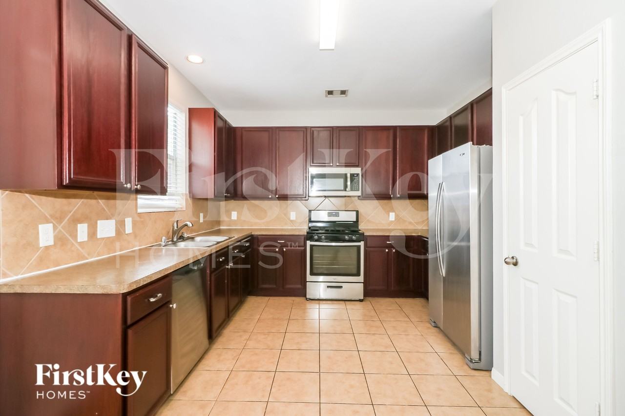 10047 Arcadian Springs Ln - Photo 7 of 19