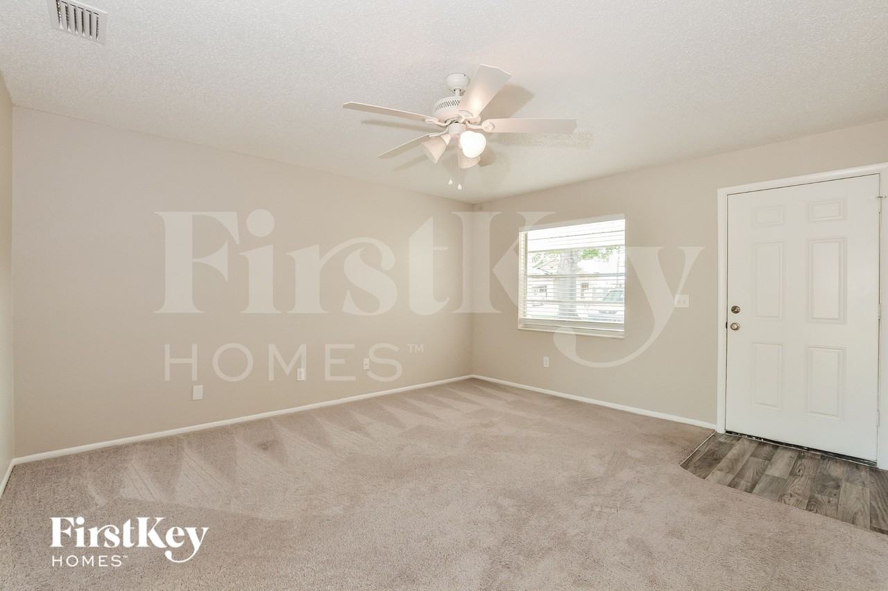 910 Clayton Dr - Photo 2 of 15