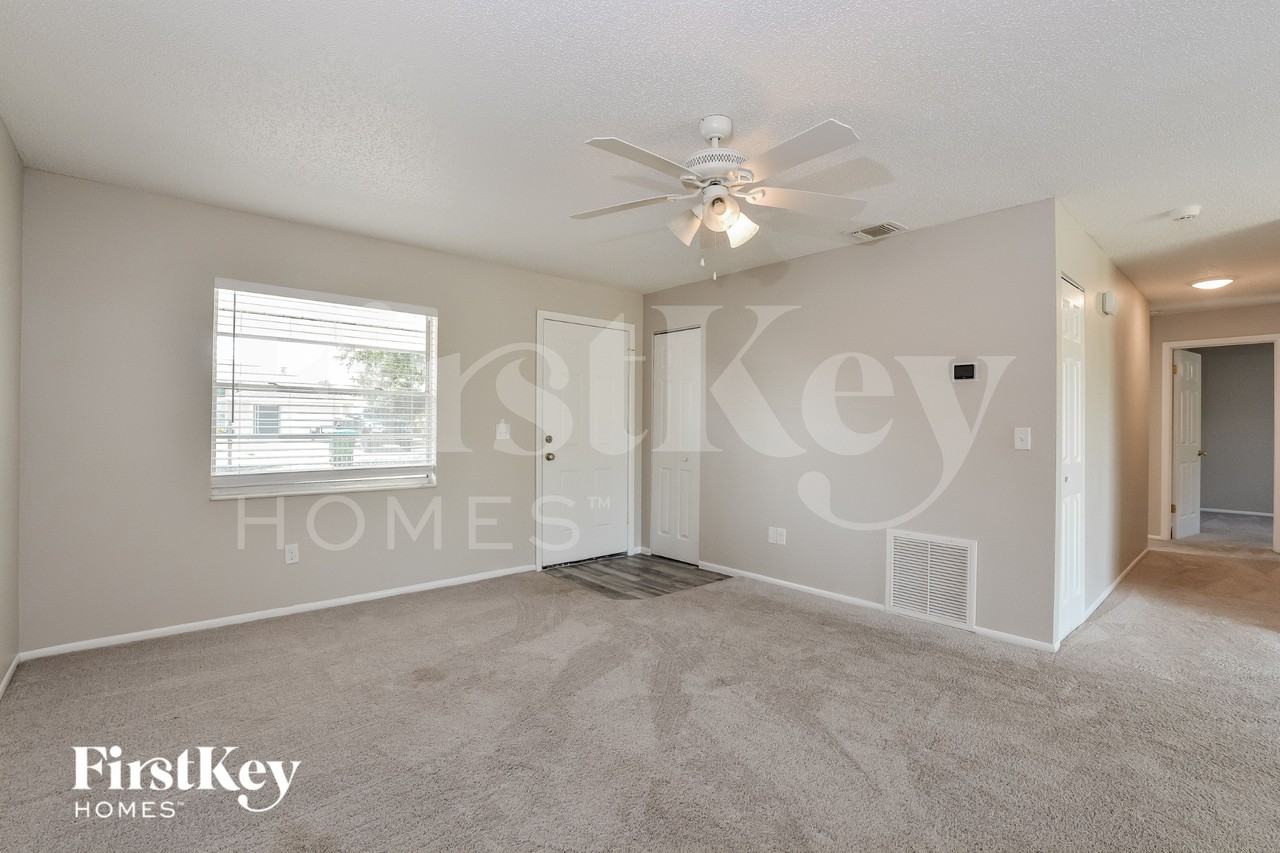 910 Clayton Dr - Photo 3 of 15