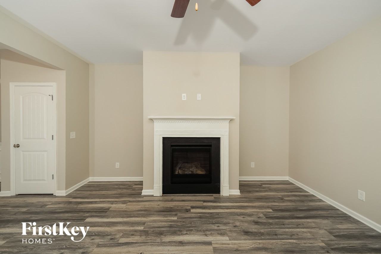 1812 Clarke Cir - Photo 3 of 15