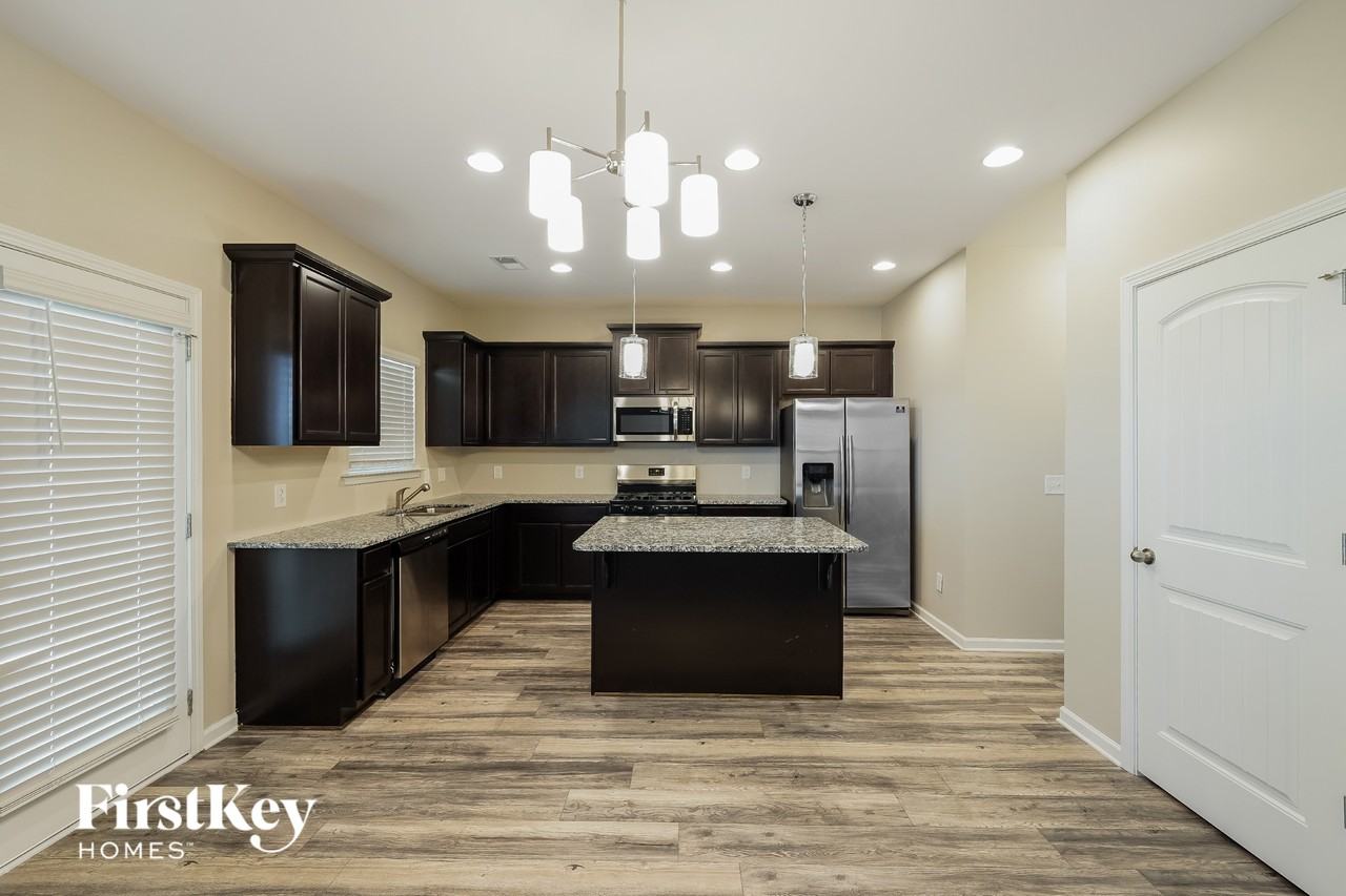 1812 Clarke Cir - Photo 5 of 15