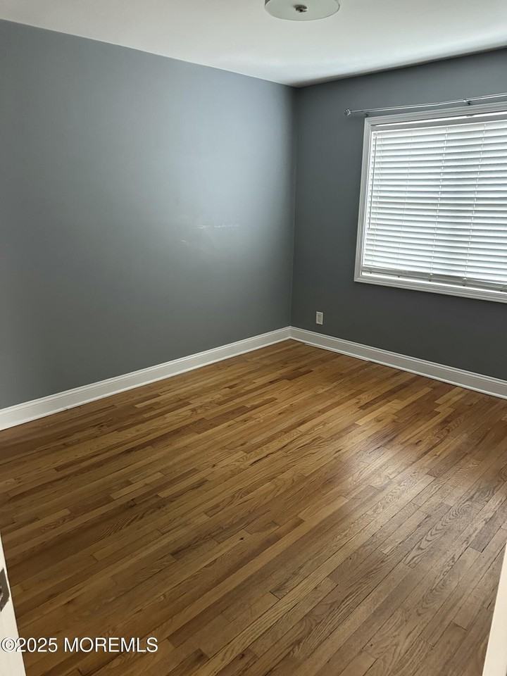 31 Cedar Ave #4 - Photo 5 of 6