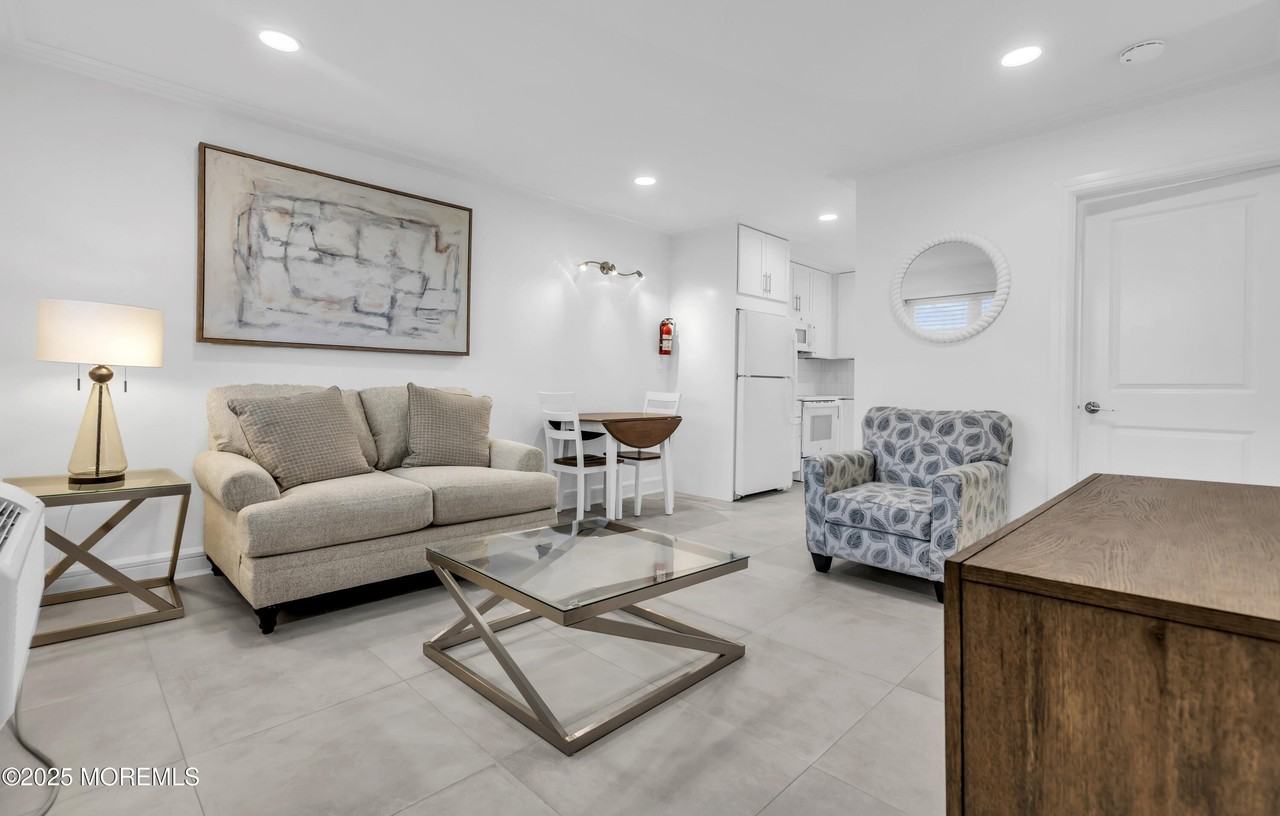 548 Ocean Blvd #12 - Photo 3 of 25