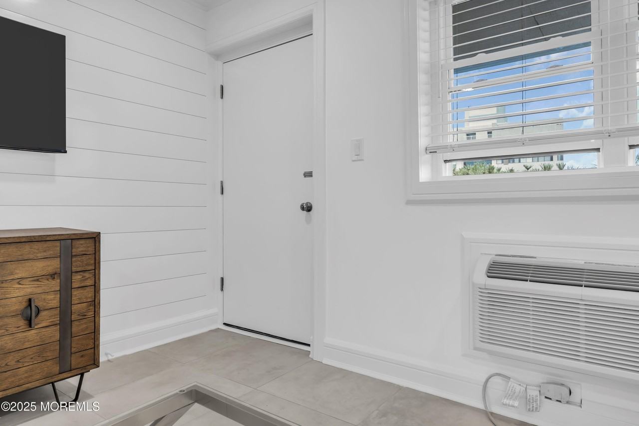 548 Ocean Blvd #12 - Photo 4 of 25