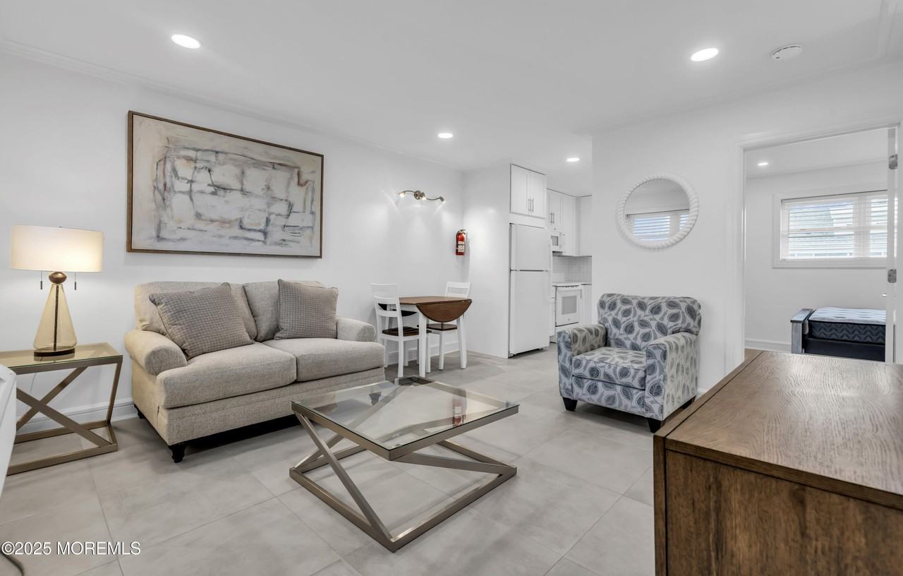 548 Ocean Blvd #12 - Photo 5 of 25