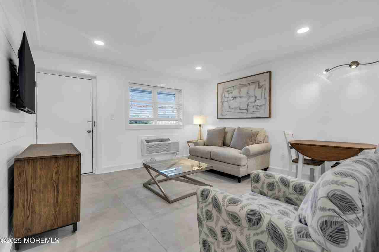 548 Ocean Blvd #12 - Photo 6 of 25