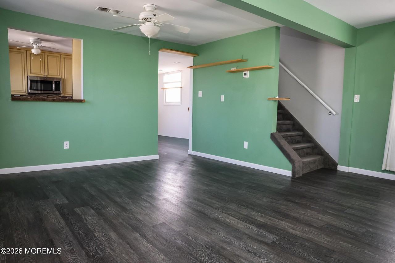 320 Lorillard Ave - Photo 3 of 24