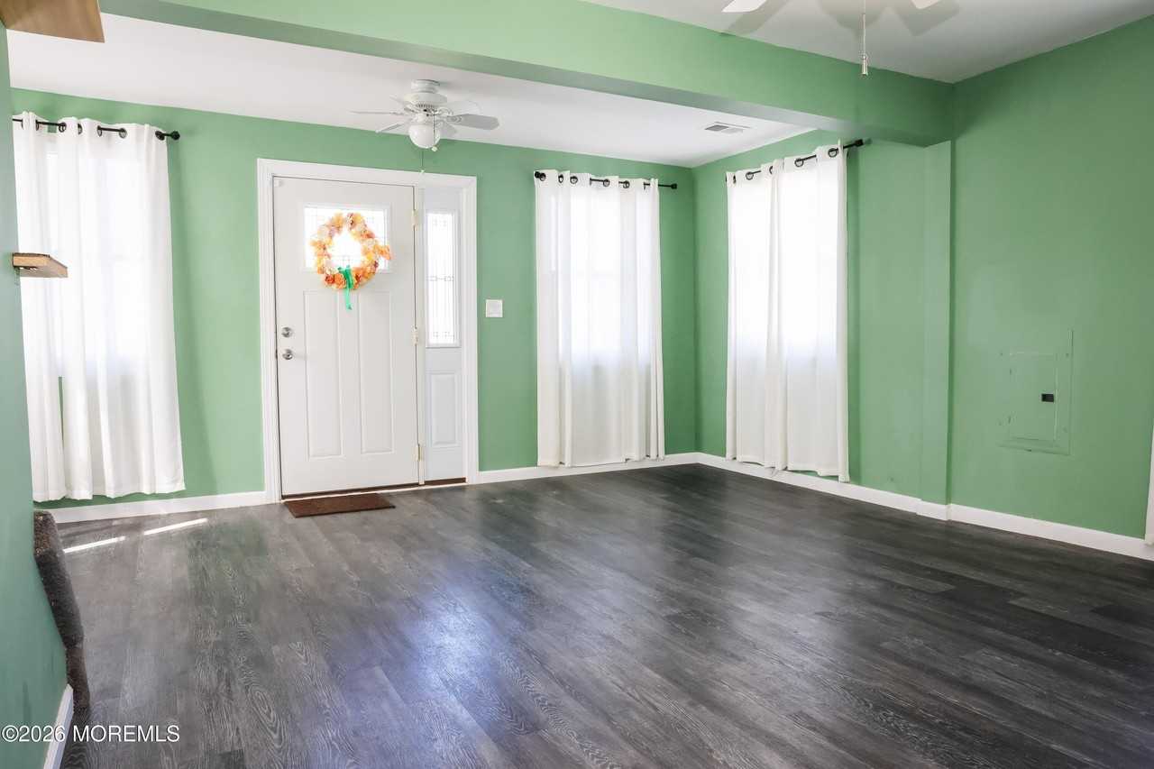 320 Lorillard Ave - Photo 4 of 24